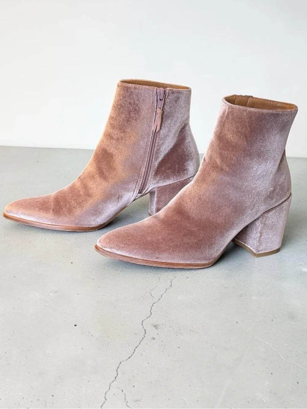 Stuart Weitzman - Picture 6 of 12